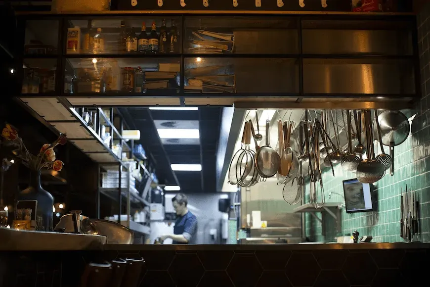 Schermo digitale installato nella cucina di un ristorante.