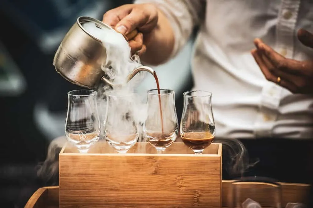 Barista forró italt készít egy jól irányított kávézó pultjánál
