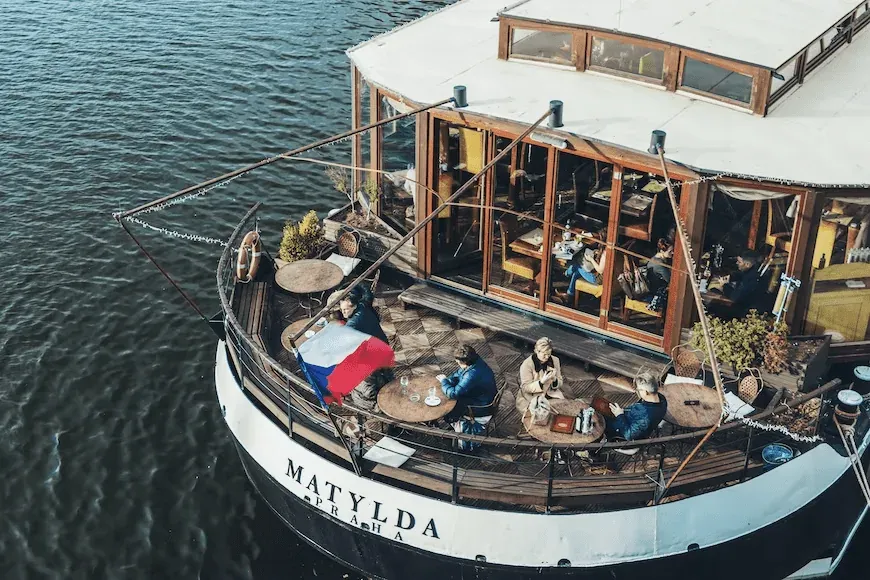Un restaurante flotante en un barco en Praga, República Checa.