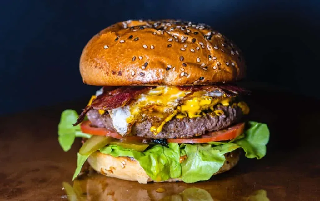 Burger und Pommes in einer Burger-Bar mit Resos Online-Buchungen