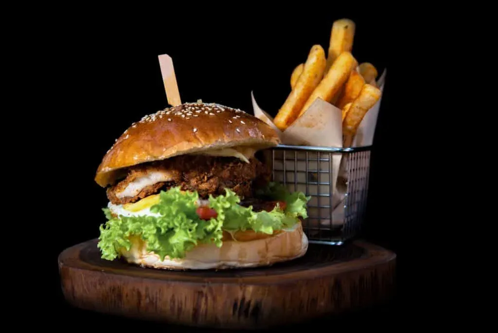 Klassische amerikanische Diner-Theke mit Burgern und Milkshakes