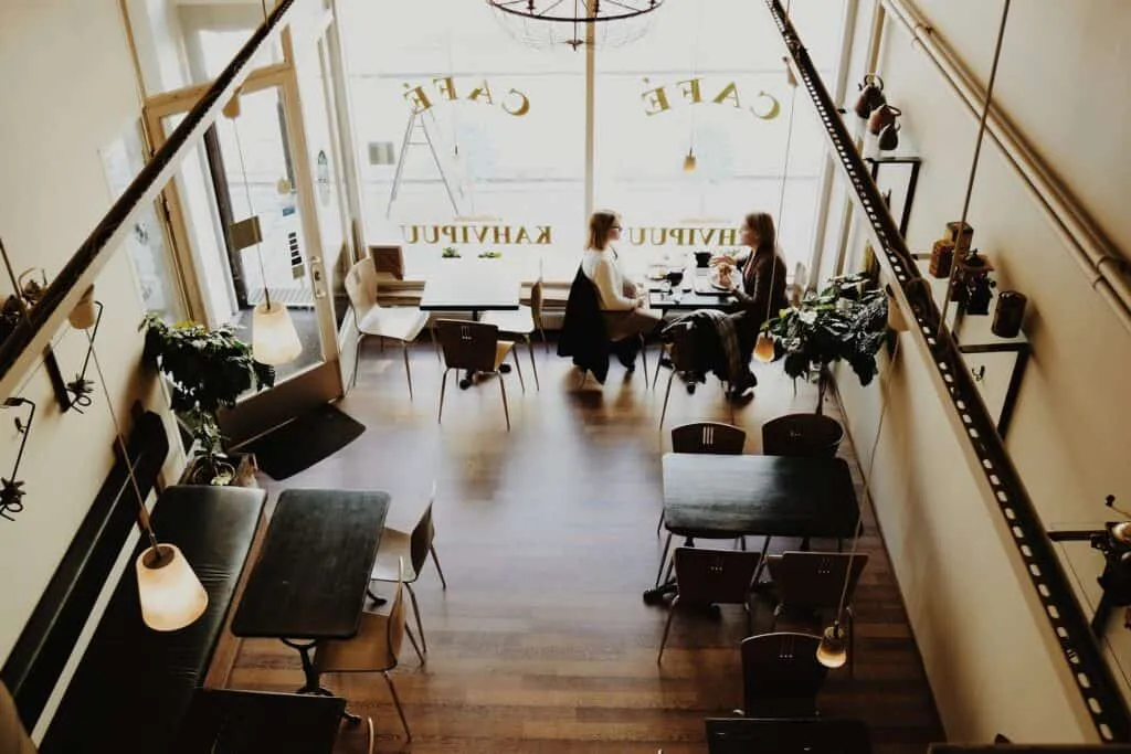 Interior d'un cafè acollidor que representa experiències memorables al restaurant que fan tornar els clients