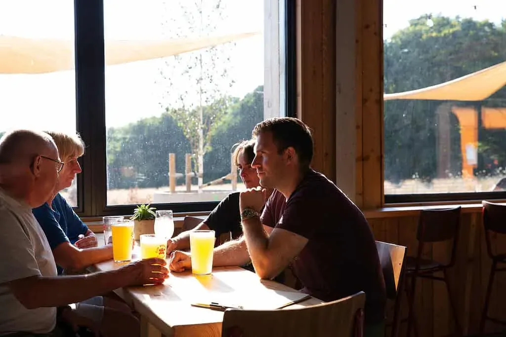 Clienti che pranzano a Gun Brewery Taproom
