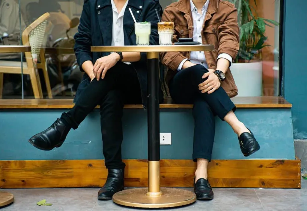 Tomando bebidas frías en un café