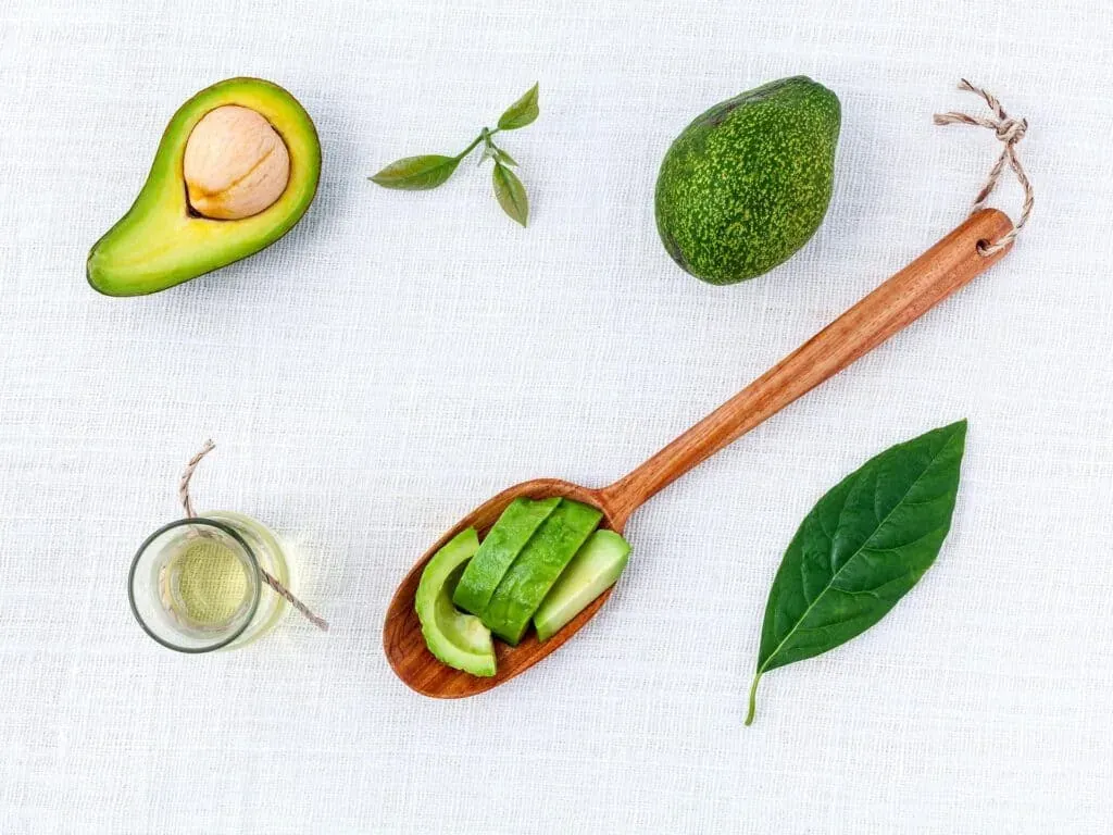 Imagen de pixabay.com Verduras frescas y cuchara de madera preparadas en un restaurante vegano