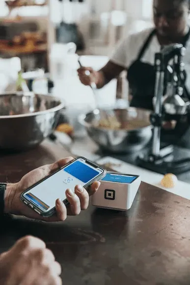 Ospite in un ristorante che usa un pagamento contactless.