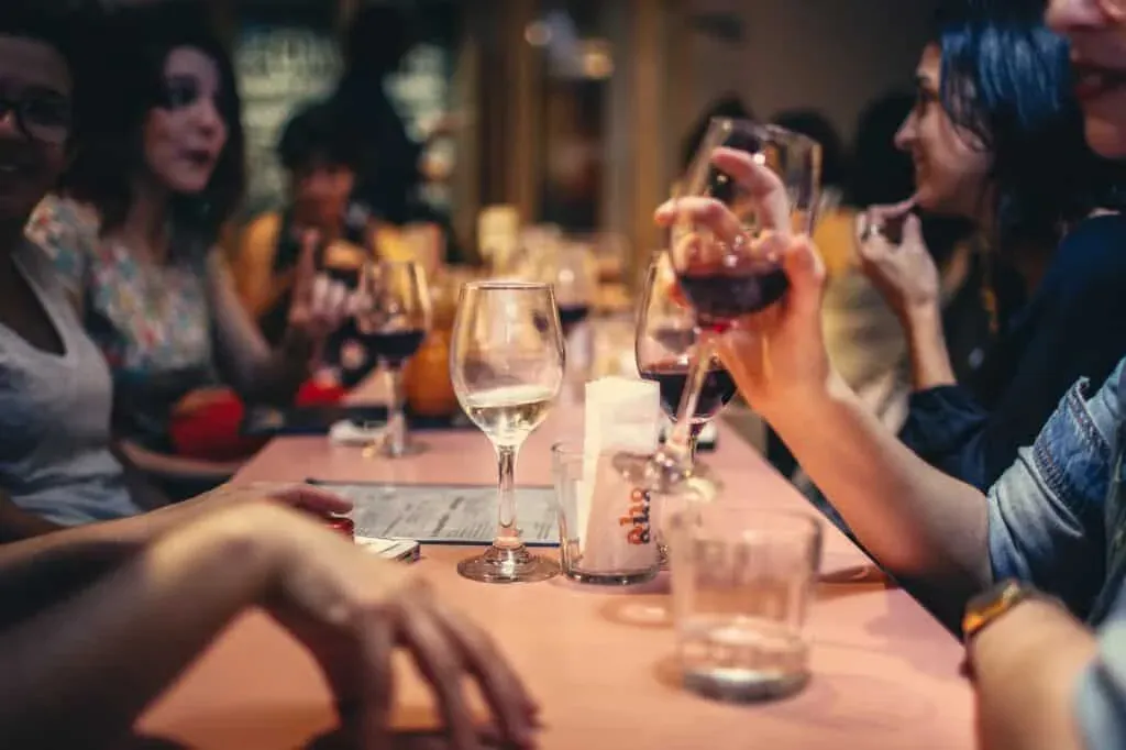 Gäste genießen eine Mahlzeit in einer belebten Brasserie mit Resos Online-Buchungen