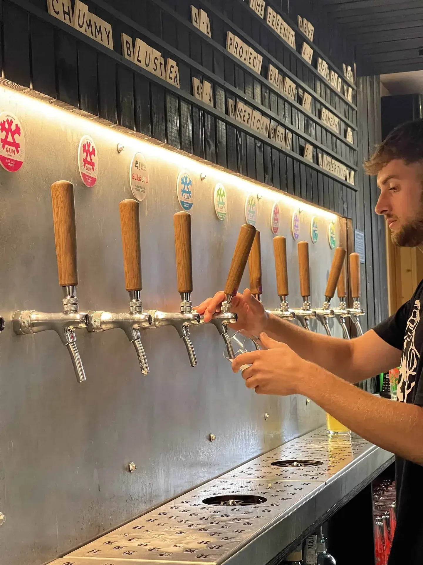 Barista di Gun Brewery Taproom