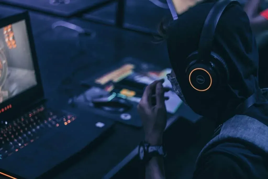 Ein Gast spielt Computer in einem Gaming-Café.