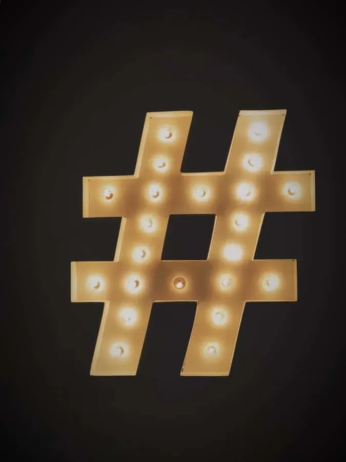 Hashtag e geotag sui social media usati per raggiungere gli ospiti del ristorante nelle vicinanze