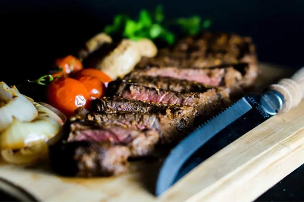 Filete perfectamente a la parrilla servido en un steakhouse