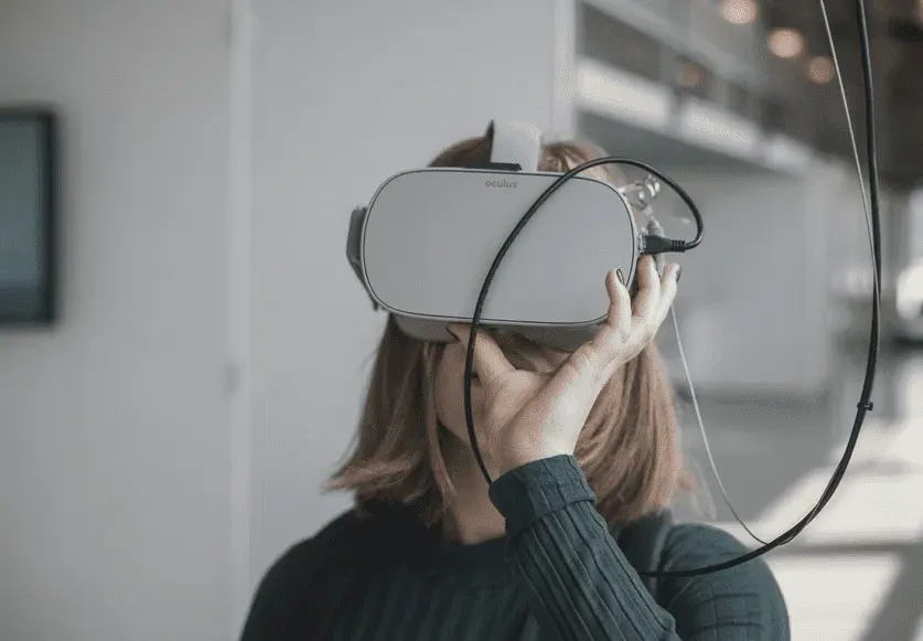 Persona che sperimenta la tecnologia di realtà virtuale (VR).