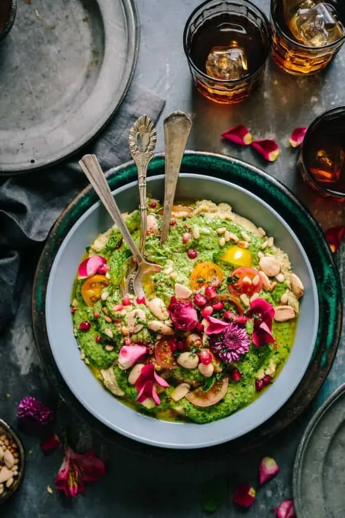 Pflanzenbasiertes Gericht in einem vegetarischen Restaurant