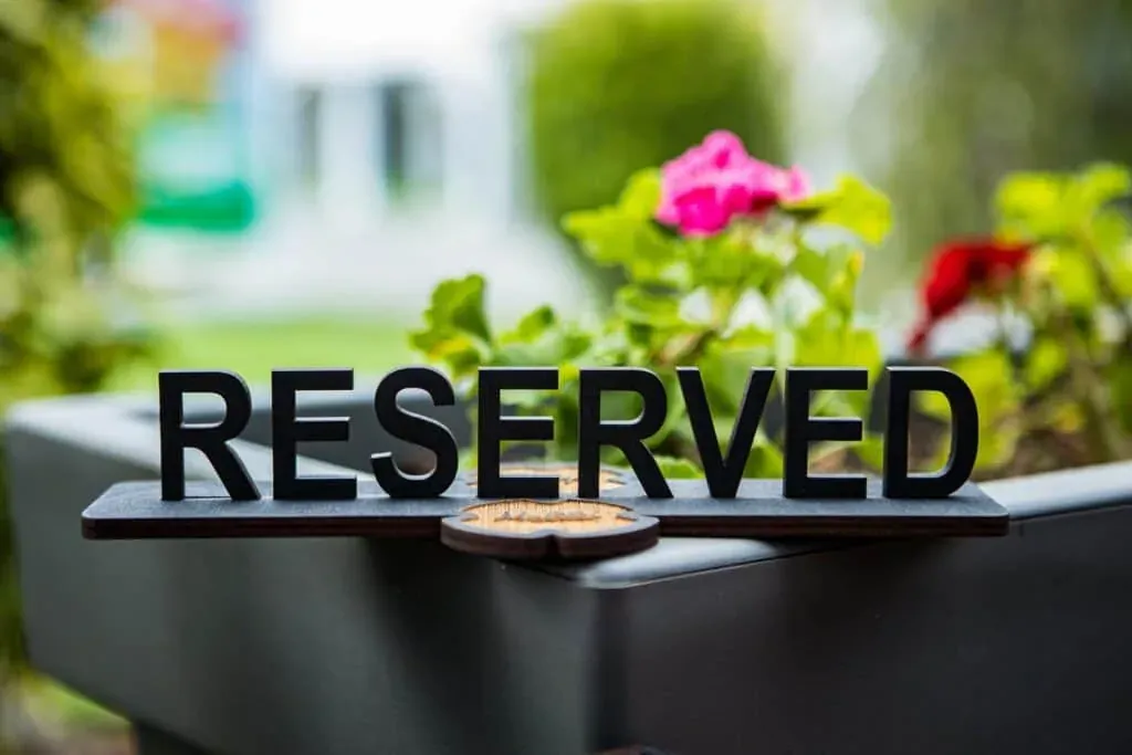 Obtingut de pixabay.com Cartell de taula reservada en un restaurant