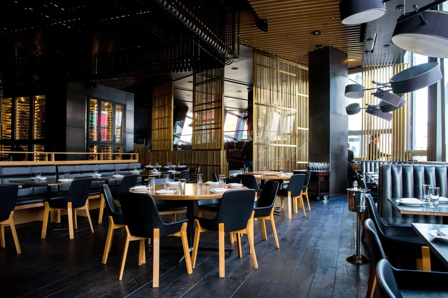Interior de restaurant estilós que mostra un disseny acurat que genera més reserves