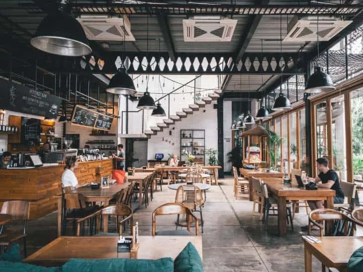 Pusta sala restauracyjna ilustrująca strategie przetrwania w spokojniejszych okresach