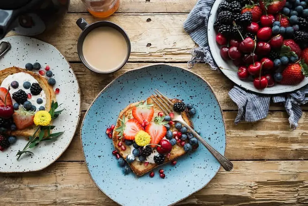 Taula d'un cafè de brunch amb plats de cap de setmana a punt per als clients que arriben