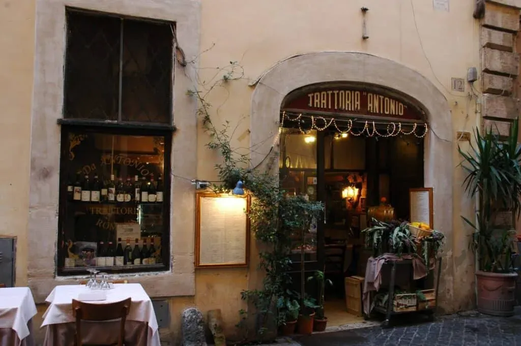 Traditionelle italienische Trattoria-Inneneinrichtung mit hausgemachten Gerichten