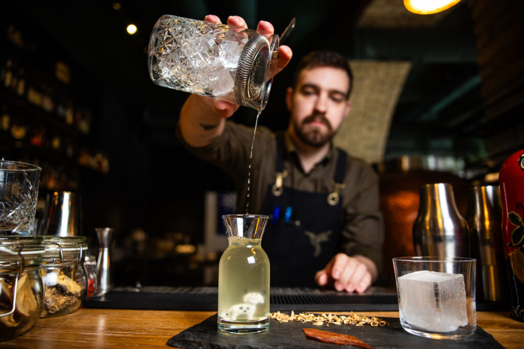 Preparation of a cocktail by an expert bartender